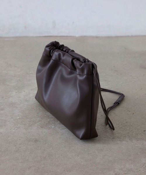 EFOLE(エフォル)の「Drawstring shoulder bag / ドローストリング ショルダー バッグ(ショルダーバッグ・レディース・ブラック/ブラウン・FREE)」の6枚目の写真