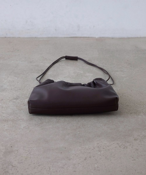 EFOLE(エフォル)の「Drawstring shoulder bag / ドローストリング ショルダー バッグ(ショルダーバッグ・レディース・ブラック/ブラウン・FREE)」の7枚目の写真