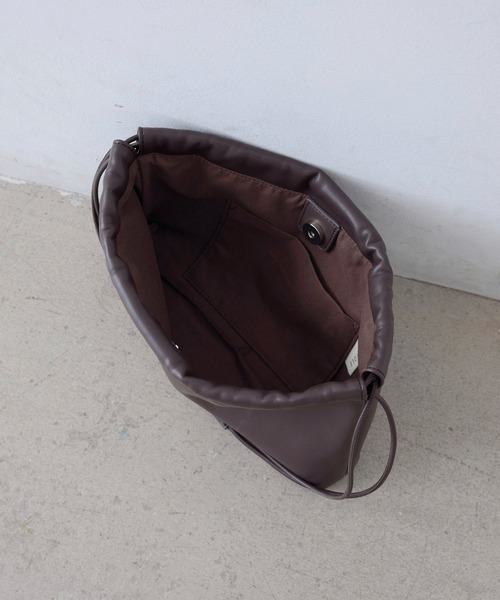 EFOLE(エフォル)の「Drawstring shoulder bag / ドローストリング ショルダー バッグ(ショルダーバッグ・レディース・ブラック/ブラウン・FREE)」の8枚目の写真