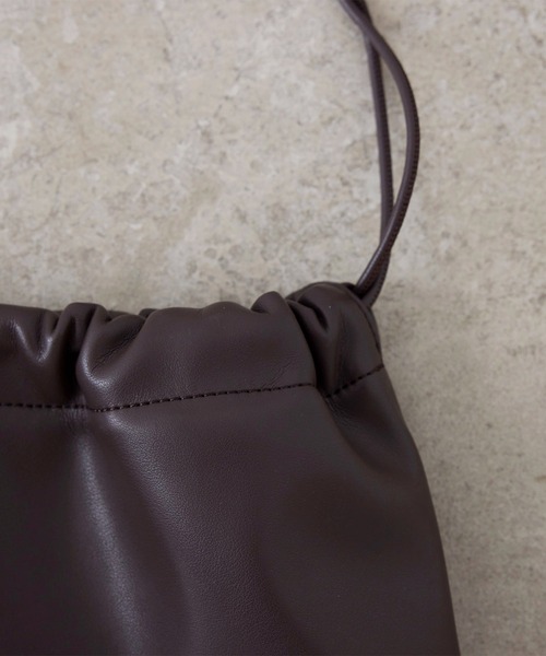 EFOLE(エフォル)の「Drawstring shoulder bag / ドローストリング ショルダー バッグ(ショルダーバッグ・レディース・ブラック/ブラウン・FREE)」の11枚目の写真