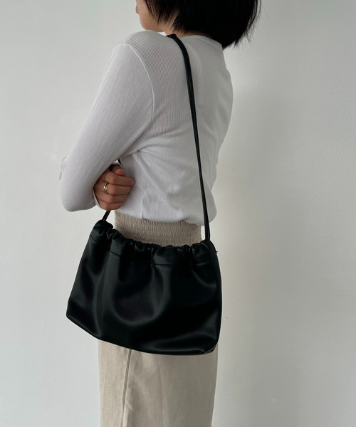 EFOLE(エフォル)の「Drawstring shoulder bag / ドローストリング ショルダー バッグ(ショルダーバッグ・レディース・ブラック/ブラウン・FREE)」の14枚目の写真