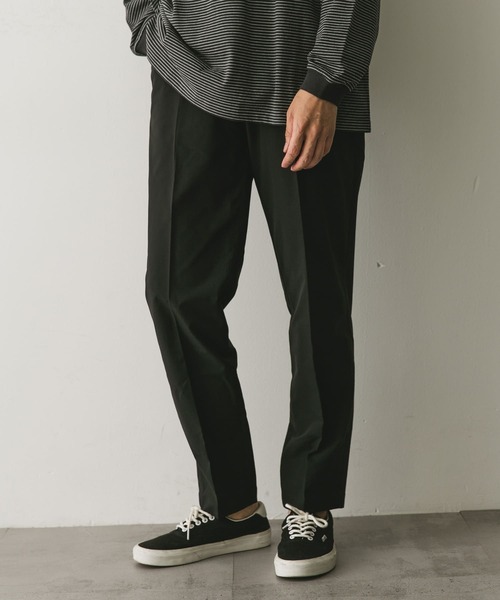 URBAN RESEARCH DOORS（アーバンリサーチドアーズ）の「ストレッチテーパードトラウザー（その他パンツ・メンズ・ブラック/グリーン系その他・SMALL/MEDIUM/LARGE）」の2枚目の写真