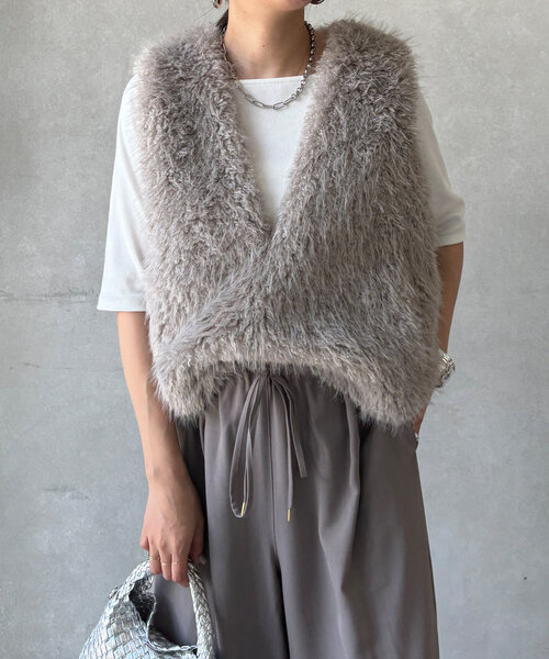 DouDou（ドゥドゥ）の「サイドスナップフェイクカシミヤファープルオーバー（ベスト・レディース・グレイッシュベージュ/アイボリー・FREE）」の2枚目の写真