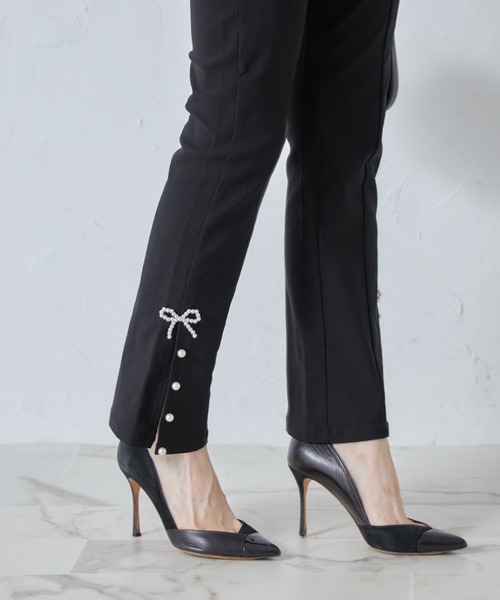 tocco closet(トッコ クローゼット)の「リボン&パール付きストレッチデニムパンツ(デニムパンツ・レディース・ブルー/ブラック/サックスブルー・M)」の2枚目の写真