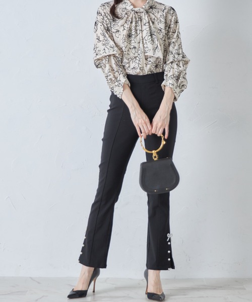 tocco closet(トッコ クローゼット)の「リボン&パール付きストレッチデニムパンツ(デニムパンツ・レディース・ブルー/ブラック/サックスブルー・M)」の4枚目の写真
