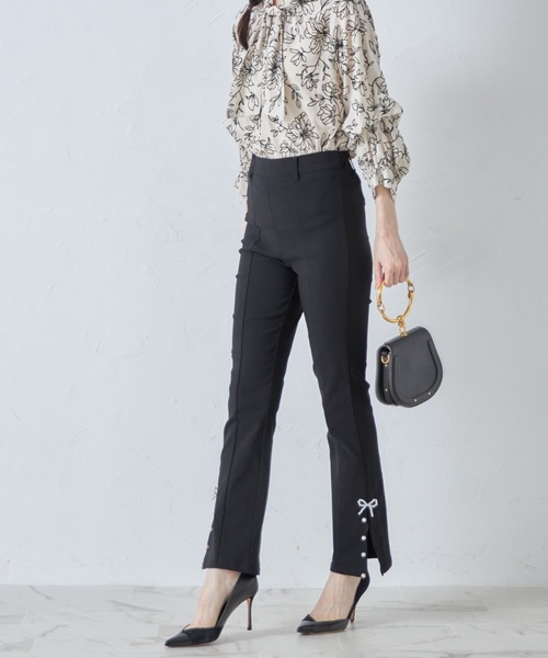 tocco closet(トッコ クローゼット)の「リボン&パール付きストレッチデニムパンツ(デニムパンツ・レディース・ブルー/ブラック/サックスブルー・M)」の5枚目の写真