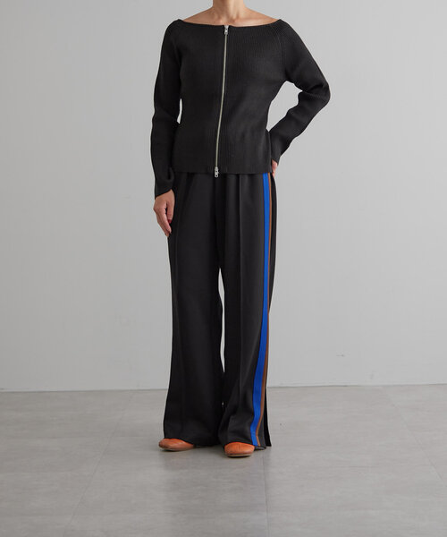 earthy(アーシー)の「2WAYオフショルニット(ニット/セーター・レディース・ブラック/レッド/ライトベージュ・FREE)」の4枚目の写真