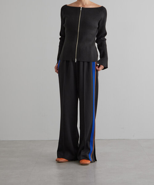 earthy(アーシー)の「2WAYオフショルニット(ニット/セーター・レディース・ブラック/レッド/ライトベージュ・FREE)」の5枚目の写真