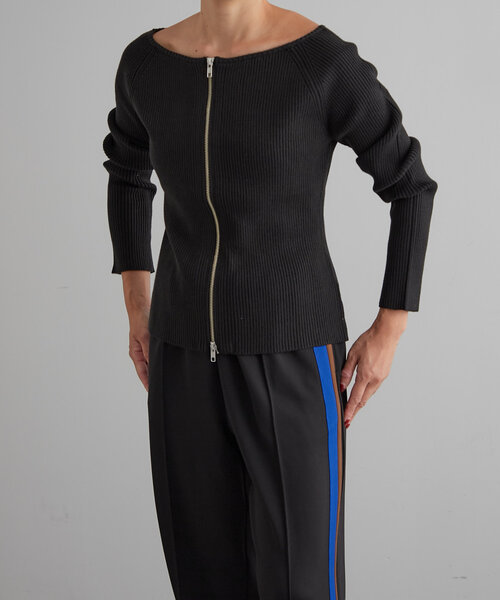 earthy(アーシー)の「2WAYオフショルニット(ニット/セーター・レディース・ブラック/レッド/ライトベージュ・FREE)」の11枚目の写真