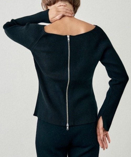 earthy(アーシー)の「2WAYオフショルニット(ニット/セーター・レディース・ブラック/レッド/ライトベージュ・FREE)」の2枚目の写真