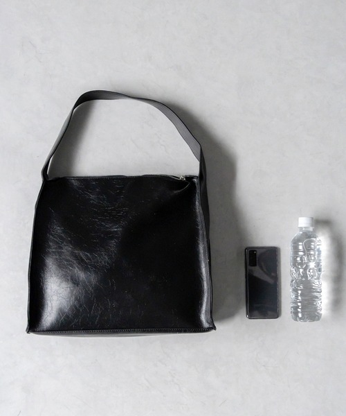 me+em select（ミームセレクト）の「※※【 ２color  】ヴィンテージフェイクレザースクエアショルダーバッグ ／ vintage fake leather square shoulder bag（ショルダーバッグ・レディース・ブラウン/ブラック・FREE）」の3枚目の写真
