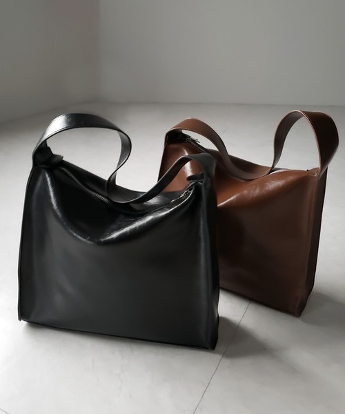 me+em select（ミームセレクト）の「※※【 ２color  】ヴィンテージフェイクレザースクエアショルダーバッグ ／ vintage fake leather square shoulder bag（ショルダーバッグ・レディース・ブラウン/ブラック・FREE）」の4枚目の写真