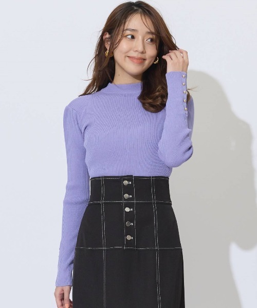 AND COUTURE(アンドクチュール)の「袖ボタンハイネックリブプルオーバー(ニット/セーター・レディース・オフホワイト/ブラック/ラベンダー/オレンジ・FREE)」の9枚目の写真
