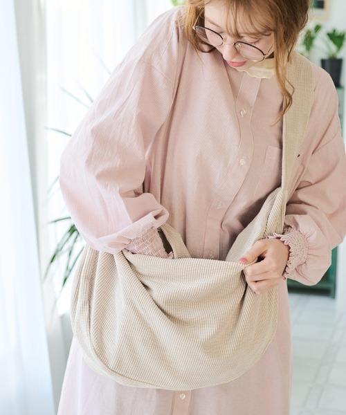 Crisp(クリスプ)の「コーデュロイショルダーバッグ(ショルダーバッグ・レディース・グリーン/アイボリー/ピンク/チャコールグレー・FREE)」の3枚目の写真