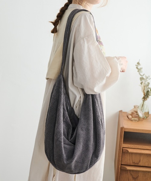 Crisp(クリスプ)の「コーデュロイショルダーバッグ(ショルダーバッグ・レディース・グリーン/アイボリー/ピンク/チャコールグレー・FREE)」の2枚目の写真