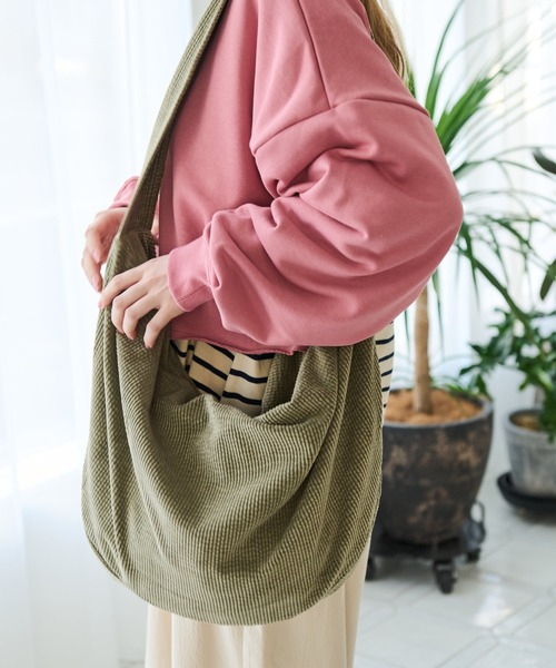Crisp(クリスプ)の「コーデュロイショルダーバッグ(ショルダーバッグ・レディース・グリーン/アイボリー/ピンク/チャコールグレー・FREE)」の4枚目の写真