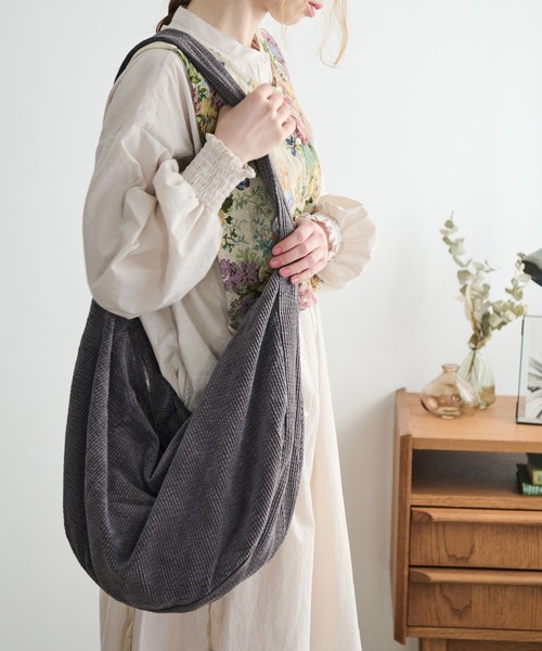 Crisp(クリスプ)の「コーデュロイショルダーバッグ(ショルダーバッグ・レディース・グリーン/アイボリー/ピンク/チャコールグレー・FREE)」の5枚目の写真