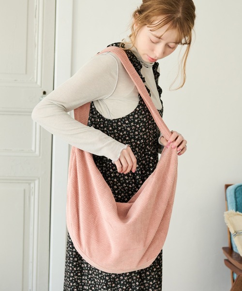 Crisp(クリスプ)の「コーデュロイショルダーバッグ(ショルダーバッグ・レディース・グリーン/アイボリー/ピンク/チャコールグレー・FREE)」の12枚目の写真