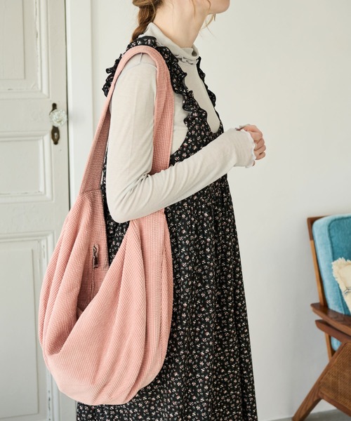 Crisp(クリスプ)の「コーデュロイショルダーバッグ(ショルダーバッグ・レディース・グリーン/アイボリー/ピンク/チャコールグレー・FREE)」の13枚目の写真