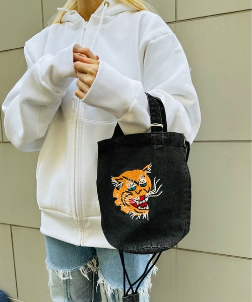 HOUSTON(ヒューストン)の「HOUSTON / EMB DENIM EFFECT BAG / 6880 / 6881(ショルダーバッグ・レディース・ブラック/ブラック系その他/ブルー系その他3/ブラック系その他2/ブラック系その他3/ブルー系その他2/ブルー系その他/ブルー系その他4・ONESIZE)」の2枚目の写真