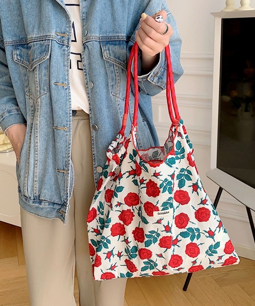 florist（フローリスト）の「【大容量・軽い◎】フラワーリボン総柄ショッピングバッグ/エコバッグ/サブバッグ（エコバッグ/サブバッグ・レディース・その他6/その他14/その他15/その他16/その他17/その他18/その他25/その他26/その他27/その他28/その他4/その他7/その他9/その他12/その他21/その他23/その他8/その他10/その他13/その他19/その他22/その他24/その他1/その他2/その他3/その他5/その他11/その他20・FREE）」の4枚目の写真