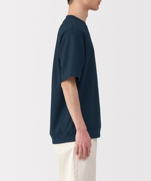 無印良品（ムジルシリョウヒン）の「紳士　ＵＶカット乾きやすいワッフルクルーネック半袖Ｔシャツ（Tシャツ/カットソー・メンズ・オフホワイト/ブラック/サックスブルー/ダークネイビー/ブラウン/サンドベージュ・S/M/L/XL）」の16枚目の写真