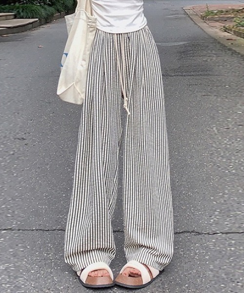NANEA(ナネア)の「ストライプセミワイドパンツ(その他パンツ・レディース・ストライプ/ブラック×ホワイト/チャコールグレー×ブラック/ホワイト×ブラック/ブラウン・SMALL/MEDIUM/LARGE)」の11枚目の写真