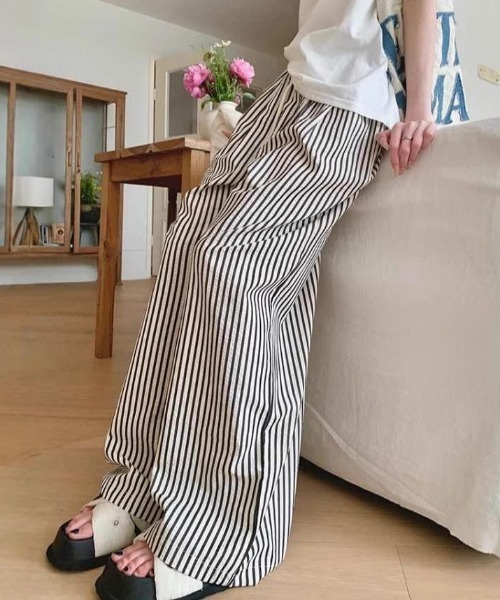 NANEA(ナネア)の「ストライプセミワイドパンツ(その他パンツ・レディース・ストライプ/ブラック×ホワイト/チャコールグレー×ブラック/ホワイト×ブラック/ブラウン・SMALL/MEDIUM/LARGE)」の6枚目の写真