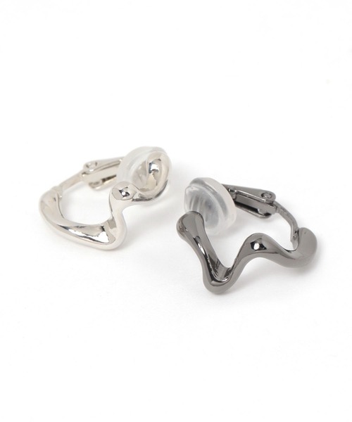 LAKOLE(ラコレ)の「ゆらぎメタルイヤリング / 318941(イヤリング・レディース・その他1/ブラック・FREE)」の3枚目の写真