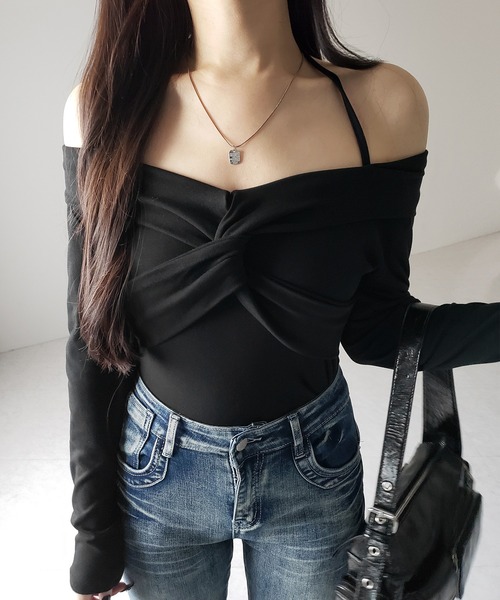 me+em select(ミームセレクト)の「【 2color 】クロスギャザーオフショルカットソートップス / cross gather off shoulder cutsew tops(Tシャツ/カットソー・レディース・ブラック/ホワイト・FREE)」の2枚目の写真