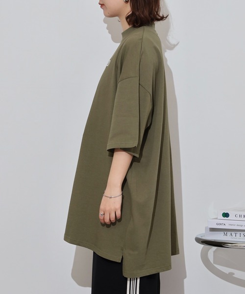 atONE（アットワン）の「胸元刺繍ロゴスーパーBIGサイズモックネックTシャツ（Tシャツ/カットソー・レディース・カーキ/ブラック/ホワイト・M/L）」の17枚目の写真