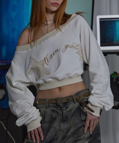 GATELESS(ゲートレス)の「【GATELESS】OFF SHOULDER CROPPED SWEAT SHIRT / 【ゲートレス】オフショルダークロップドスウェットTシャツ トレーナー(スウェット・レディース・アイボリー/ブラック・ONE SIZE)」の1枚目の写真