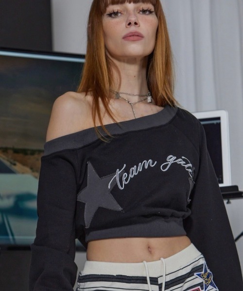 GATELESS(ゲートレス)の「【GATELESS】OFF SHOULDER CROPPED SWEAT SHIRT / 【ゲートレス】オフショルダークロップドスウェットTシャツ トレーナー(スウェット・レディース・アイボリー/ブラック・ONE SIZE)」の14枚目の写真