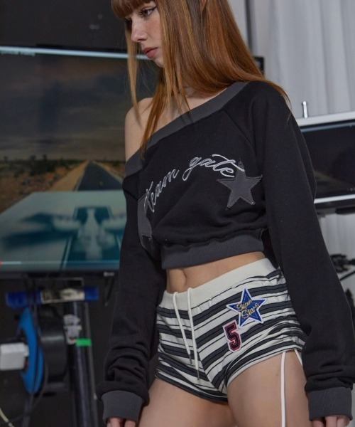 GATELESS(ゲートレス)の「【GATELESS】OFF SHOULDER CROPPED SWEAT SHIRT / 【ゲートレス】オフショルダークロップドスウェットTシャツ トレーナー(スウェット・レディース・アイボリー/ブラック・ONE SIZE)」の12枚目の写真