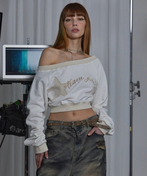 GATELESS(ゲートレス)の「【GATELESS】OFF SHOULDER CROPPED SWEAT SHIRT / 【ゲートレス】オフショルダークロップドスウェットTシャツ トレーナー(スウェット・レディース・アイボリー/ブラック・ONE SIZE)」の6枚目の写真