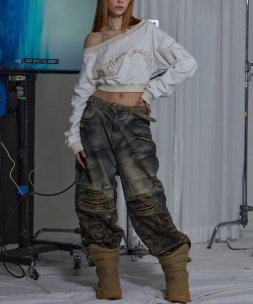 GATELESS(ゲートレス)の「【GATELESS】OFF SHOULDER CROPPED SWEAT SHIRT / 【ゲートレス】オフショルダークロップドスウェットTシャツ トレーナー(スウェット・レディース・アイボリー/ブラック・ONE SIZE)」の3枚目の写真
