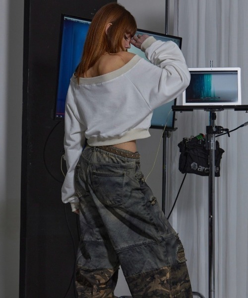 GATELESS(ゲートレス)の「【GATELESS】OFF SHOULDER CROPPED SWEAT SHIRT / 【ゲートレス】オフショルダークロップドスウェットTシャツ トレーナー(スウェット・レディース・アイボリー/ブラック・ONE SIZE)」の5枚目の写真