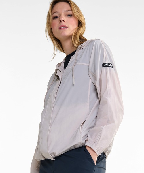 AIGLE（エーグル）の「軽量 撥水 UVカット パッカブルナイロンジャケット（ナイロンジャケット・レディース・パープル/オフホワイト・34/40/38/36）」の2枚目の写真