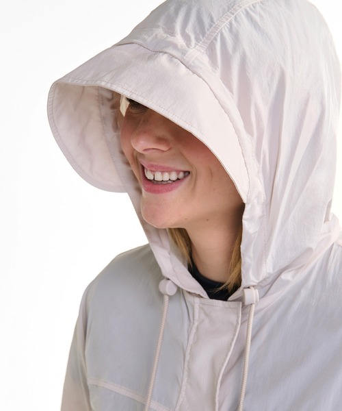 AIGLE（エーグル）の「軽量 撥水 UVカット パッカブルナイロンジャケット（ナイロンジャケット・レディース・パープル/オフホワイト・34/40/38/36）」の7枚目の写真