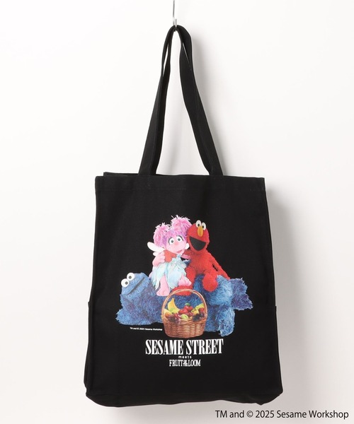 FRUIT OF THE LOOM(フルーツオブザルーム)の「セサミストリート meets FRUIT OF THE LOOM コラボトートバッグ Photo TOTE BAG(ショルダーバッグ・レディース・ブラック・ONE SIZE)」の1枚目の写真