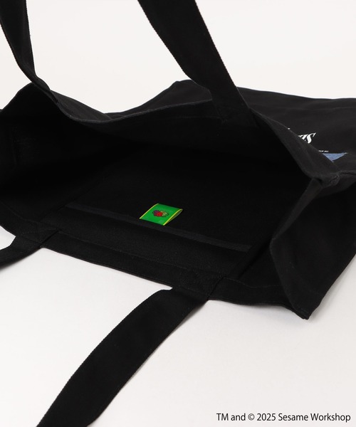 FRUIT OF THE LOOM(フルーツオブザルーム)の「セサミストリート meets FRUIT OF THE LOOM コラボトートバッグ Photo TOTE BAG(ショルダーバッグ・レディース・ブラック・ONE SIZE)」の3枚目の写真