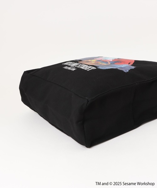 FRUIT OF THE LOOM(フルーツオブザルーム)の「セサミストリート meets FRUIT OF THE LOOM コラボトートバッグ Photo TOTE BAG(ショルダーバッグ・レディース・ブラック・ONE SIZE)」の4枚目の写真