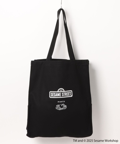 FRUIT OF THE LOOM(フルーツオブザルーム)の「セサミストリート meets FRUIT OF THE LOOM コラボトートバッグ Photo TOTE BAG(ショルダーバッグ・レディース・ブラック・ONE SIZE)」の2枚目の写真