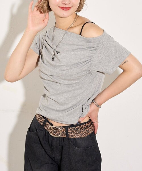 WHO'S WHO gallery(フーズフーギャラリー)の「ギャザーオフショル半袖トップス(Tシャツ/カットソー・レディース・オフホワイト/グレー/ブラック・FREE)」の6枚目の写真