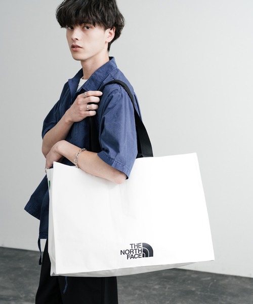 THE NORTH FACE(ザノースフェイス)の「THE NORTH FACE ザ・ノースフェイス Tarpaulin Eco Bag Large ワンポイントロゴ入り大容量2WAYエコバッグ(エコバッグ/サブバッグ・メンズ・ホワイト・FREE)」の2枚目の写真