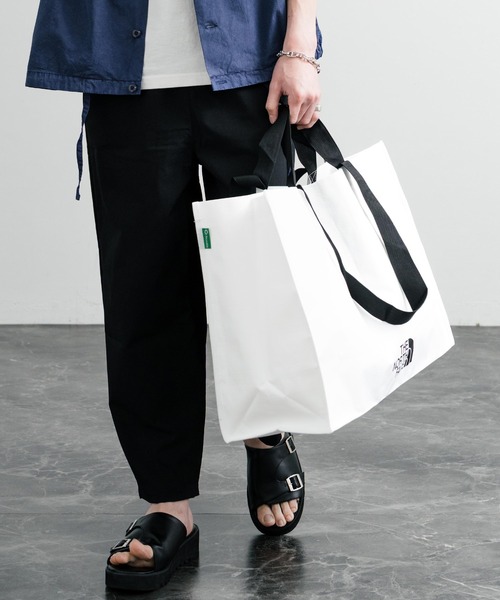 THE NORTH FACE(ザノースフェイス)の「THE NORTH FACE ザ・ノースフェイス Tarpaulin Eco Bag Large ワンポイントロゴ入り大容量2WAYエコバッグ(エコバッグ/サブバッグ・メンズ・ホワイト・FREE)」の7枚目の写真
