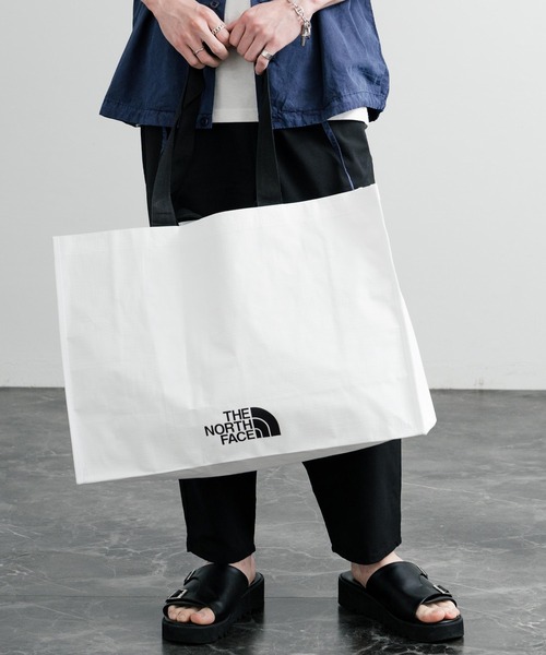 THE NORTH FACE(ザノースフェイス)の「THE NORTH FACE ザ・ノースフェイス Tarpaulin Eco Bag Large ワンポイントロゴ入り大容量2WAYエコバッグ(エコバッグ/サブバッグ・メンズ・ホワイト・FREE)」の8枚目の写真