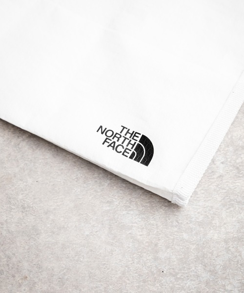 THE NORTH FACE(ザノースフェイス)の「THE NORTH FACE ザ・ノースフェイス Tarpaulin Eco Bag Large ワンポイントロゴ入り大容量2WAYエコバッグ(エコバッグ/サブバッグ・メンズ・ホワイト・FREE)」の15枚目の写真