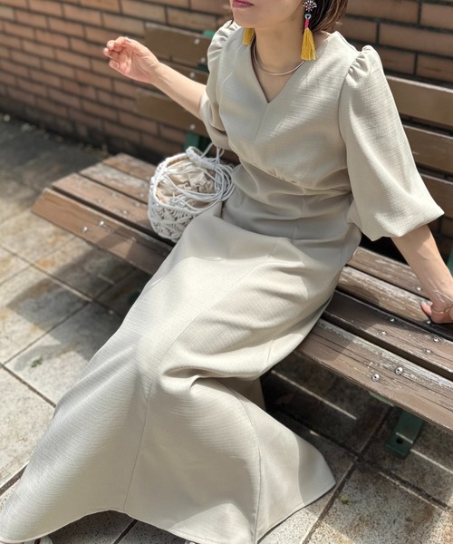 mi via loca（ミヴィアロカ）の「バルーンスリーブロングワンピース（ワンピース・レディース・ベージュ/ブラック・FREE）」の2枚目の写真