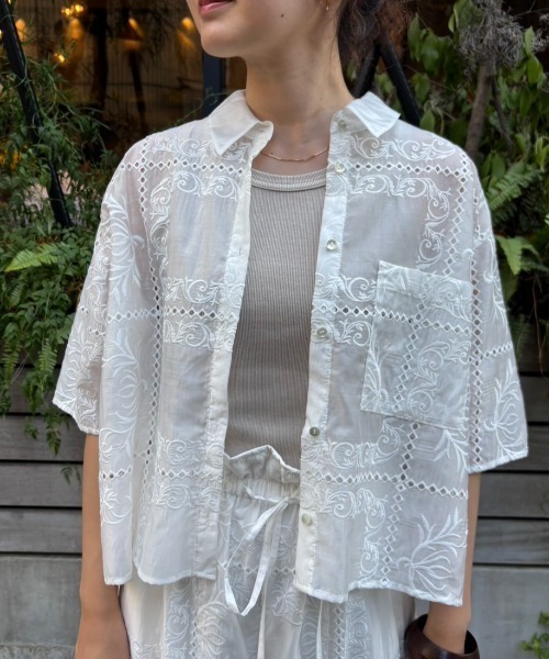 ROSE BUD（ローズバッド）の「EMBROIDERY SHIRT（シャツ/ブラウス・レディース・ブラック/ホワイト/ブラウン・ONE SIZE）」の2枚目の写真